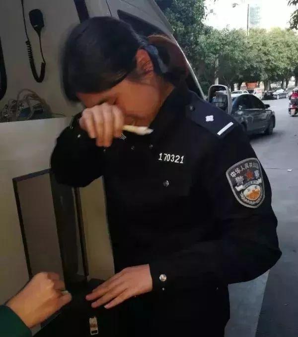 疼！福州女警察被咬得鲜血直流，监控还原了现场……