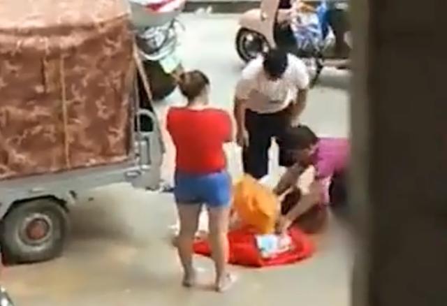 9岁女童小区内遭父亲套头，捆住双脚吊打，围观群众：枉为人父