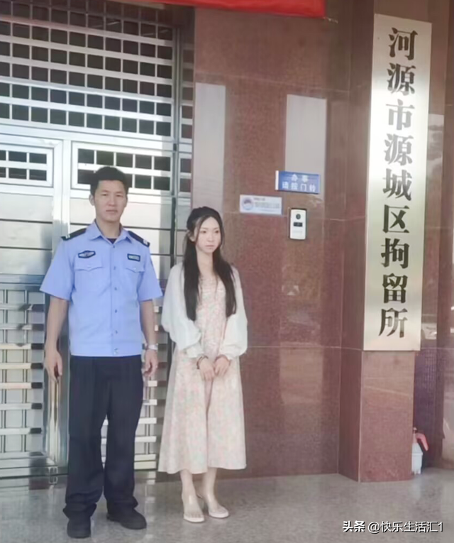 女主播“卡路里少女”直播间“搞黄色”，被捕后，还用中指按手纹