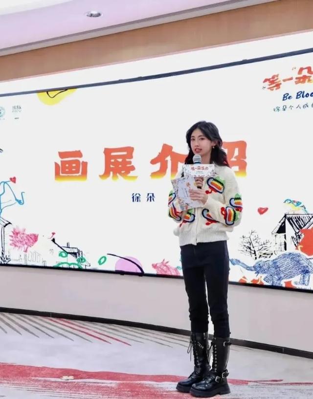 冯小刚和徐帆现身女儿徐朵的画展，网友：女大18变，越变越美