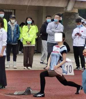 美女穿裤袜视频(绑架黑色长筒袜美女 广州一名美丽的大学生穿着丝袜参加运动会，)