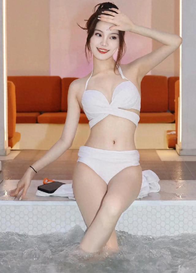 26岁性感美女在度假村泳池拍的写真照