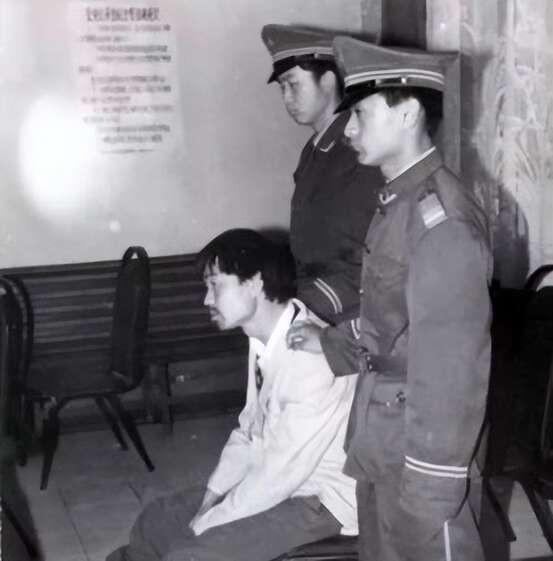 1974年，南京美女护士遭侵害，双腿叉开