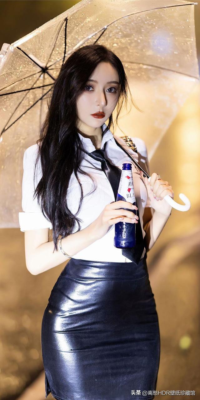 泪雨浸润的美女：触动心灵的壁纸