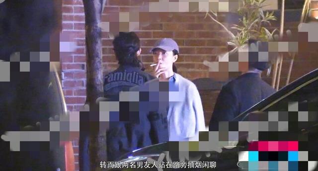 超模杜鹃深夜路边抽烟，吞云吐雾动作熟练，与男友人热聊好娇羞