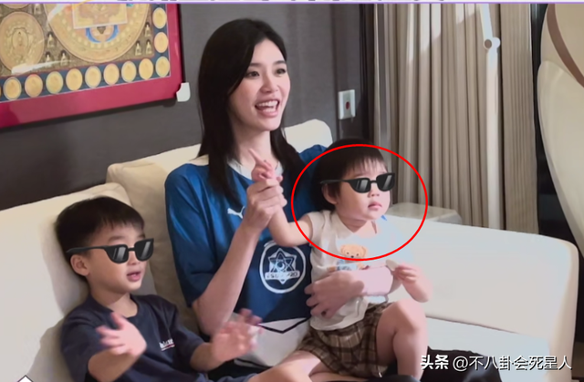 奚梦瑶2岁女儿：长得像奶奶四太，一个包3万4，是真正百亿千金