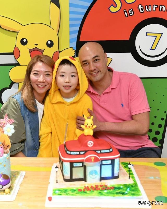 车婉婉为儿子开7岁生日派对 夫妻俩同时亲吻宝贝儿子脸颊