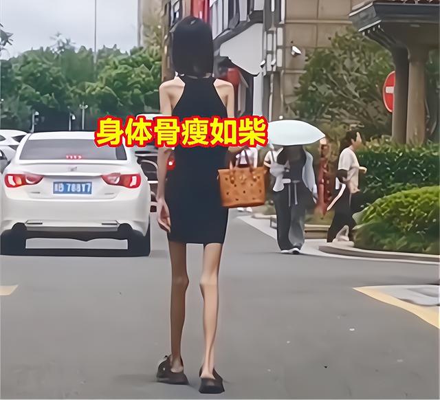 男子街头偶遇“骨感”美女，穿着时尚四肢细如竹竿，手上还夹着烟