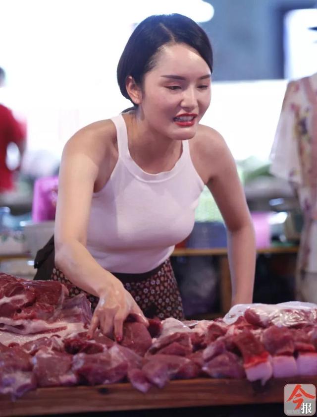 90后美女辞职摆摊卖猪肉，被赞“猪肉西施”成网红