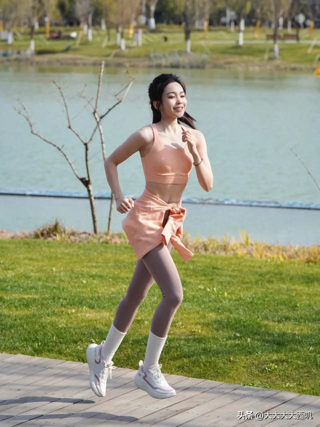 运动之美：粉衣美女室外跑步摄影写真（13）