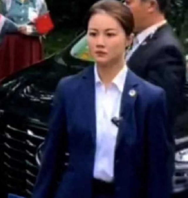 同样是贴身保护，中南海美女保镖惊艳世界，安倍女保镖：我差哪？