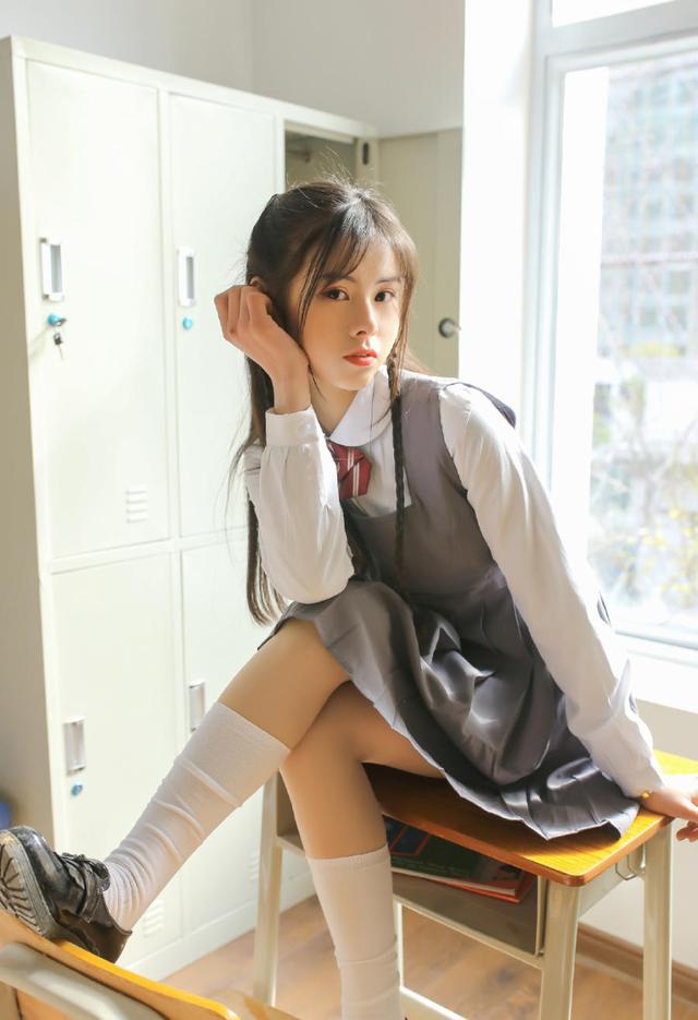 文：夜深月下——美女学生妹灰色制服诱惑大学校服可爱清纯写真