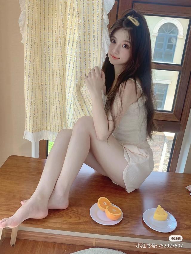 大眼如灯泡的长发美女粉粉嫩嫩的好看吗？