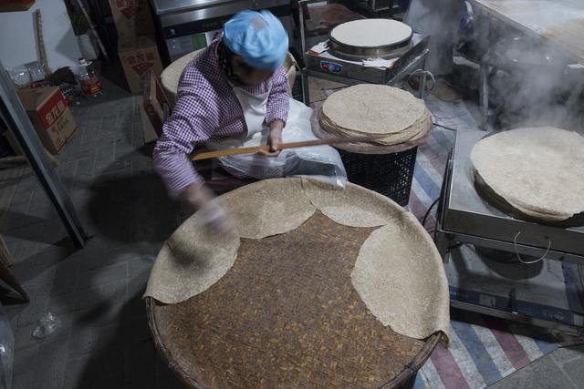 安徽美女纯手工制作的春节零食火了，一天工作十八小时开豪车送货