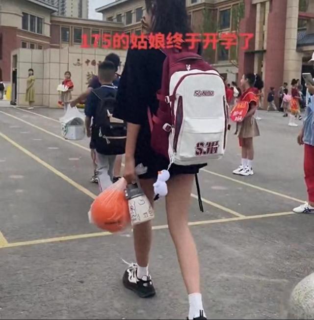 山西一女孩11岁身高175，腿又细又长比同学高半个身子：身材绝了