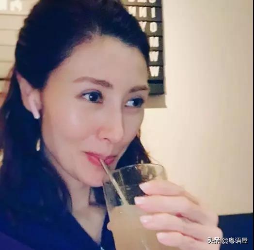 49岁李嘉欣穿透明薄纱露胸罩！老公仿佛牵着“18岁嫩妹”约会