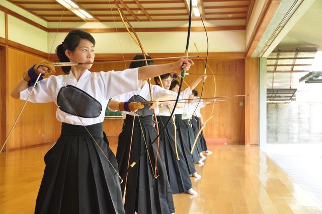 一组日本弓道、剑道部高中女生的真实照片