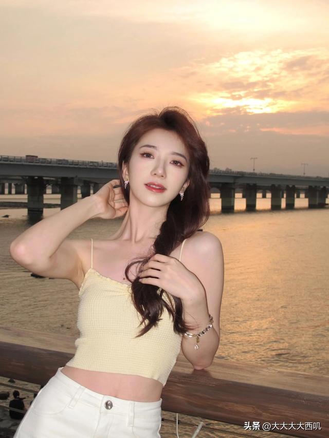 海边倩影：黄衣美女夕阳下海边摄影写真