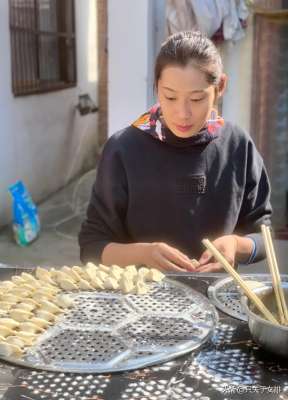 长腿美女萨克斯(过年朱婷1米3大长腿站着贴春联，张常宁秀恩爱，丁霞现身球场)