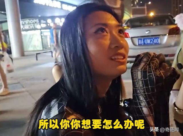 长沙三位女网红因好奇，和3000万拉法合照，美女一脚不慎三年白干