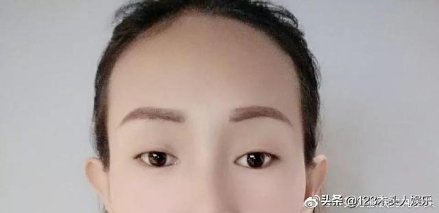 女生们集体晒出发际线，这发光的“脑门”在清朝就是阿哥啊