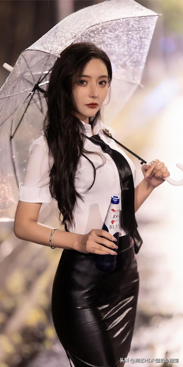 泪雨浸润的美女：触动心灵的壁纸