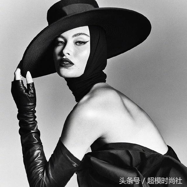 “美国何穗”全裸拿下Vogue，黑白调也能尽显风情万种丨今日美图