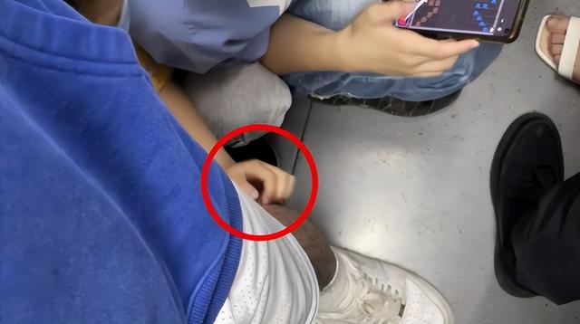 男子坐地铁出现尴尬一幕：被小男孩拔腿毛