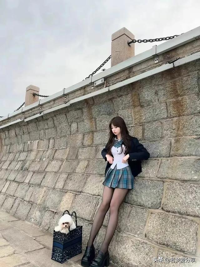 美丽女子图片1020期：海边的黑丝美女