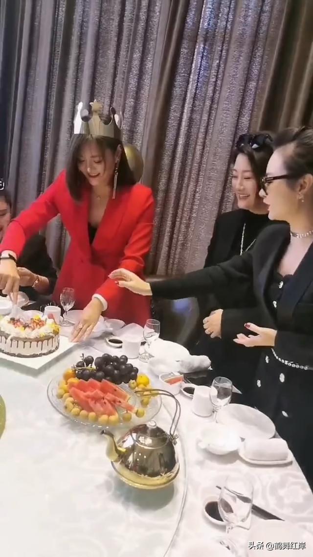 《乡村爱情》严冬冬过生日，象牙山众美女每人一句，送上生日祝福