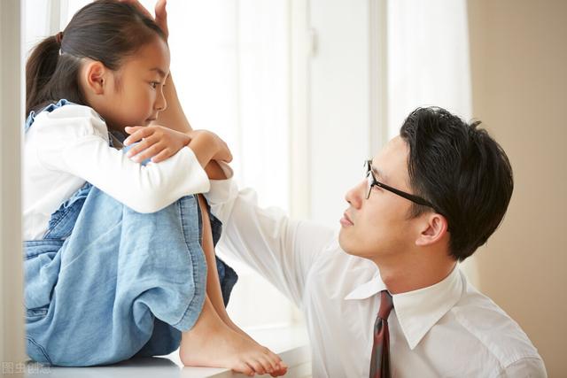 女孩喜欢摸男同学大腿，幼儿园老师发来视频，妈妈看后不淡定了