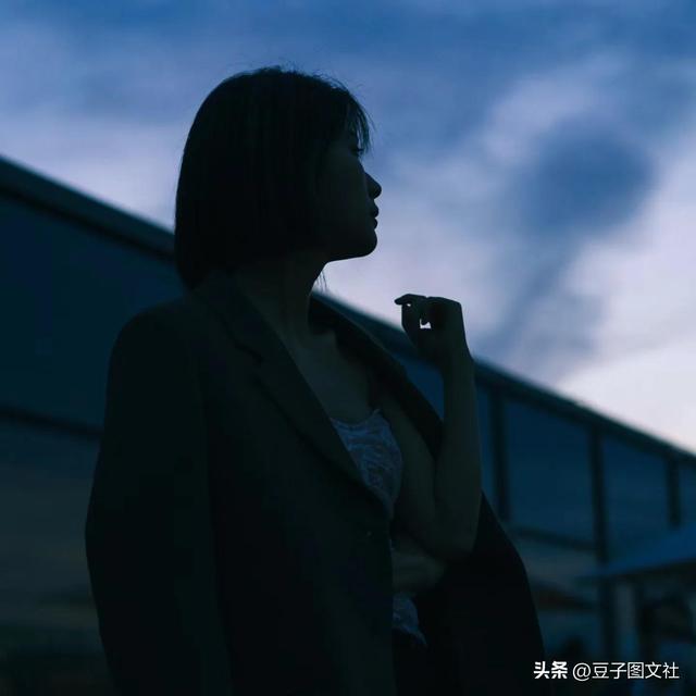 好看的短发女生背影头像(二)