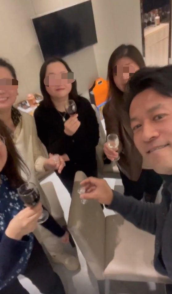 谭凯又参加同学聚会，与老师搭背关系好，喝得微醺与一群美女碰杯