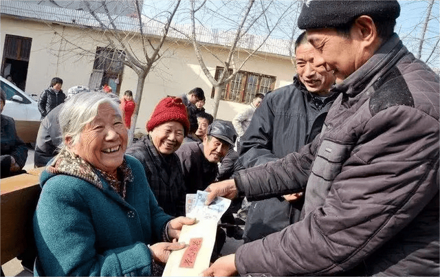 夜晚陪女邻居去公园散步，趁着没人，她突然亲了我一口