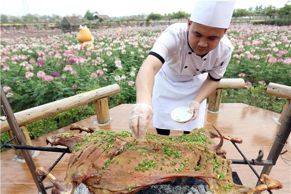 寒潮热了佛山盈香生态园烤全羊，美女食客吃起羊腿瞬间变女神