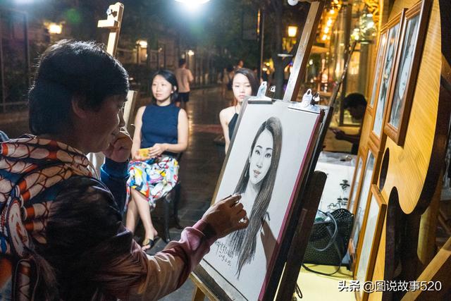 宽窄巷子里的“神笔”画家，画幅游客美女素描，只需10分钟