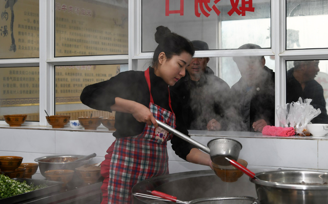 洛阳90后美女卖牛肉汤，10元一碗每天流水过万，来喝的多是老爷们