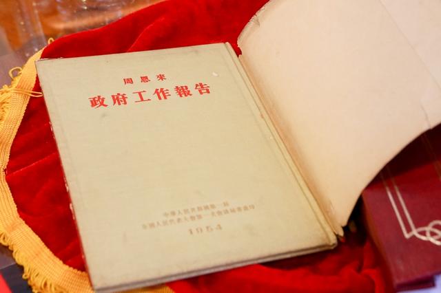 由她带头的“裔式娟小组”被誉为永不褪色的“红色炉”，新中国第一代劳模档案资料入藏市档案馆