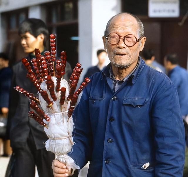 毁三观：旗人格格大腿岔开豪放洗衣，地主三妻四妾不输女明星