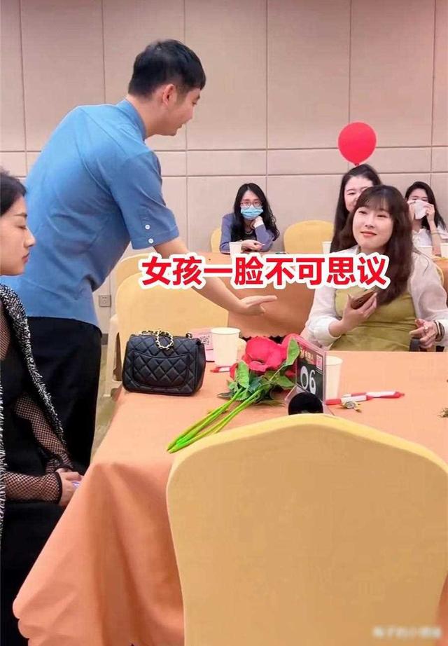 广东相亲会，微胖女孩被牵手，高瘦型美女无人搭理，网友：很识货