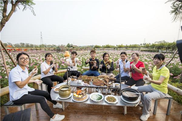 寒潮热了佛山盈香生态园烤全羊，美女食客吃起羊腿瞬间变女神