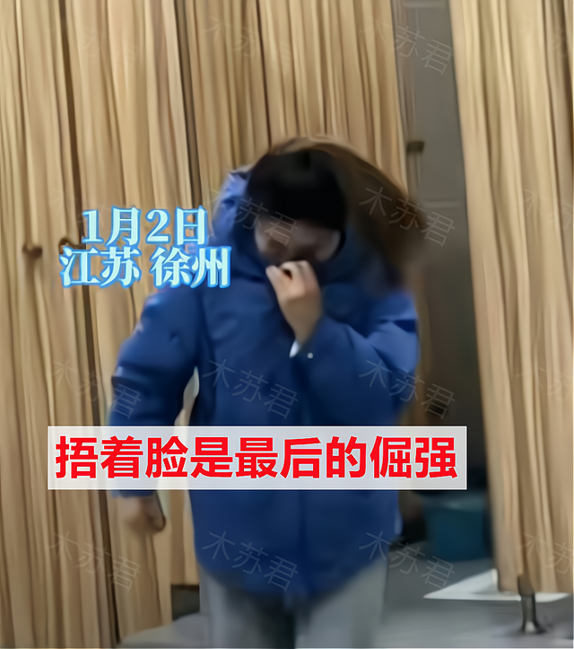 江苏：女生内急上男厕所方便，捂着脸跑出来，网友：尴尬的是别人