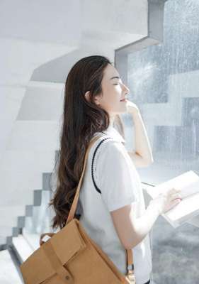 校园袜美女照(美女写真：校园女神制服装扮性感又可爱，如此迷人好难不爱)