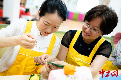 安庆四中开展女教职工制作香囊及义卖活动