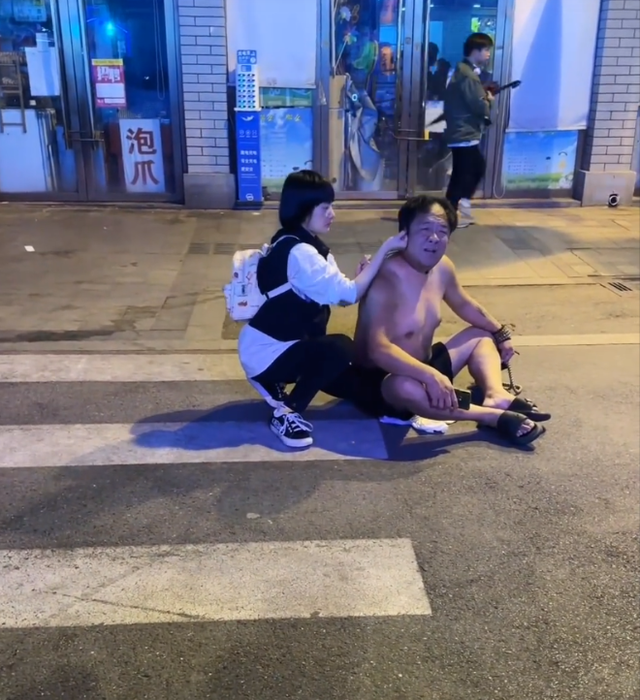 “他摸我下面”！女子勇擒咸猪手，男方不认账，警察执法引起热议