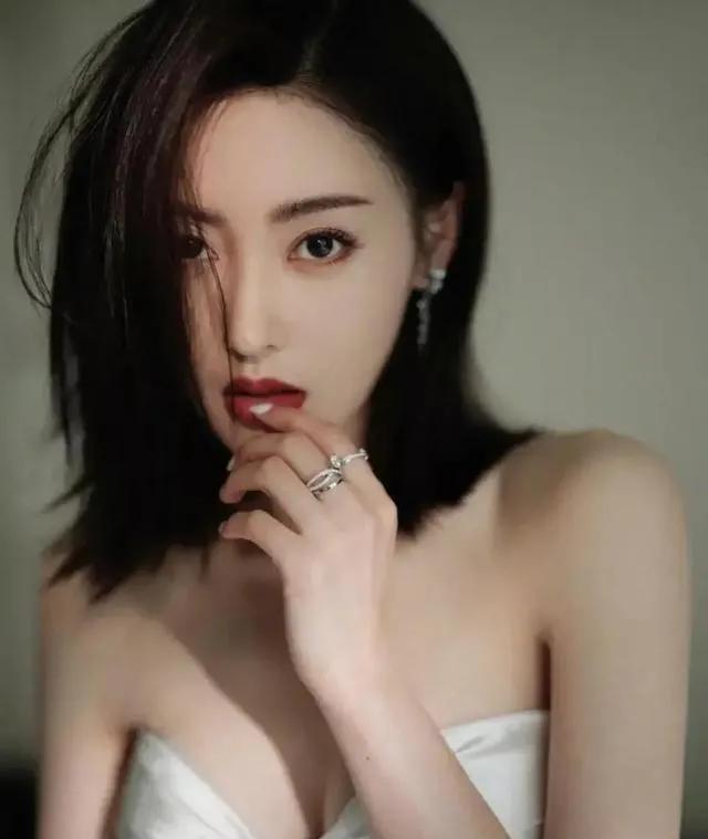 各个女明星都那么美，谁排在你心中的第一位