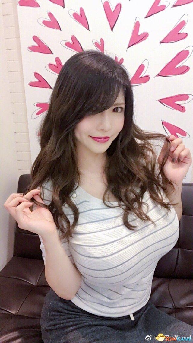 K罩杯巨乳女神冲田杏梨晒PS4游戏 自拍美照更吸睛