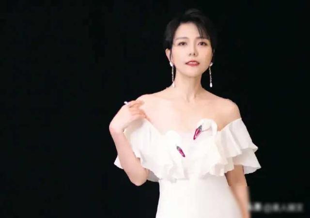 来自重庆的20位美女明星，个个肤白貌美，热辣滚烫，你最喜欢谁