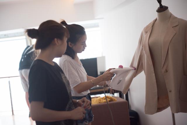 美女开服装店自己当模特，一天试穿100件衣服