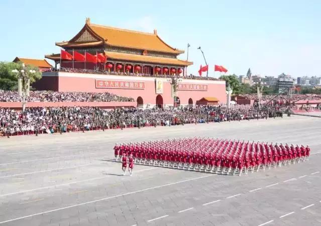 喜迎国庆，中国女兵表演的《军中绿花》太美了！第一次见！